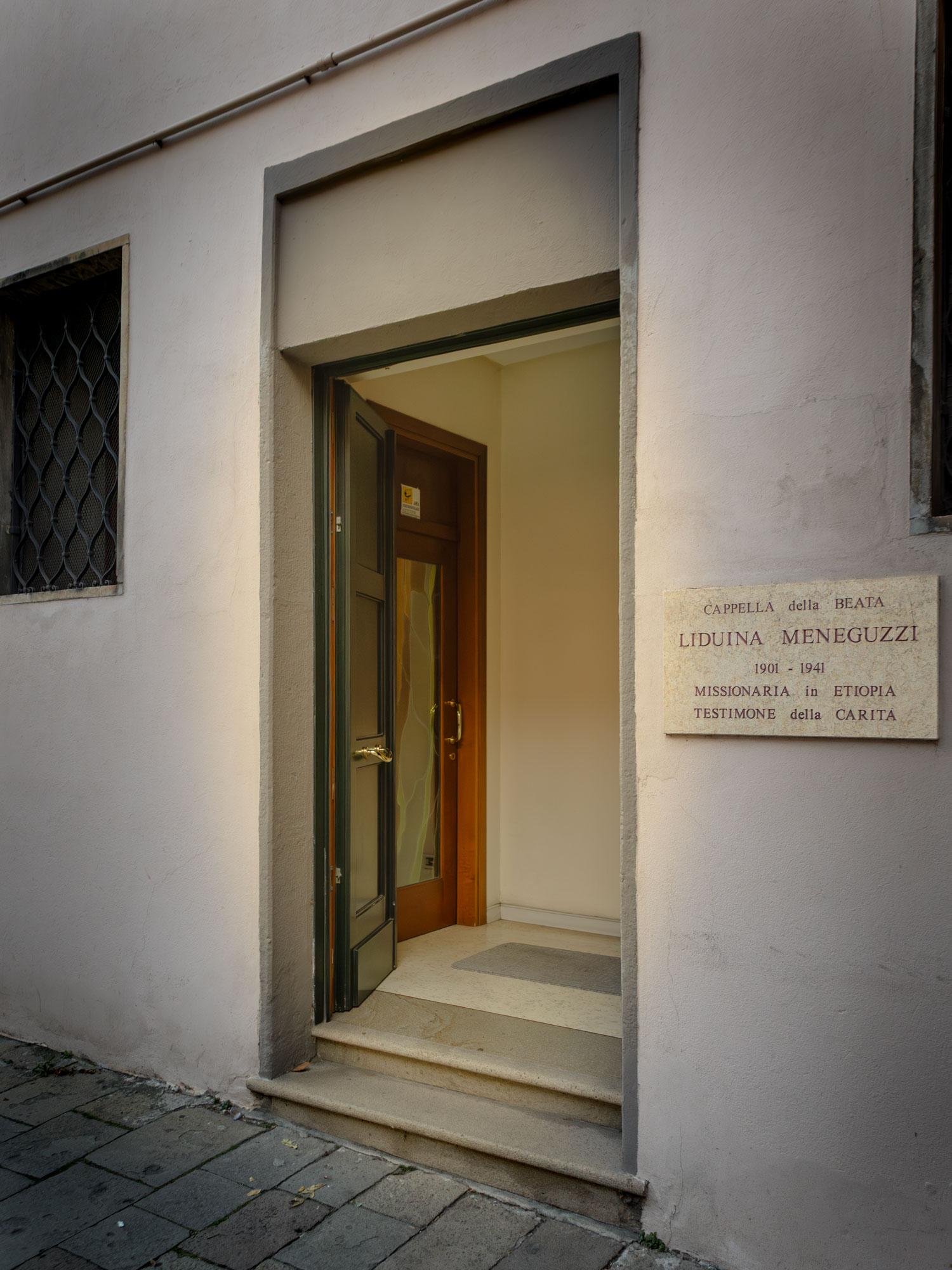 L'umile ingresso della Cappella a Padova
